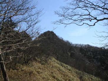 稜線より薊岳を望む